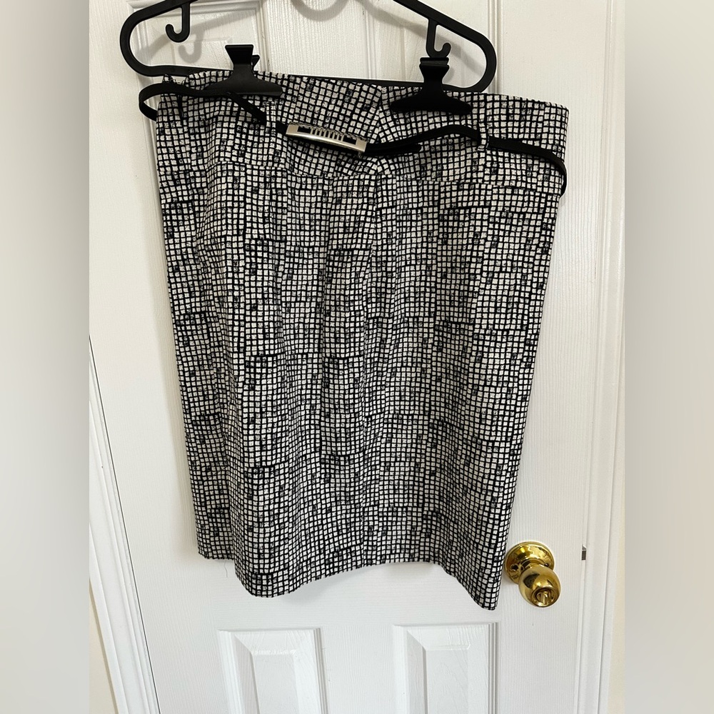 Le Château Black & White Textured Pencil Skirt - Size 16